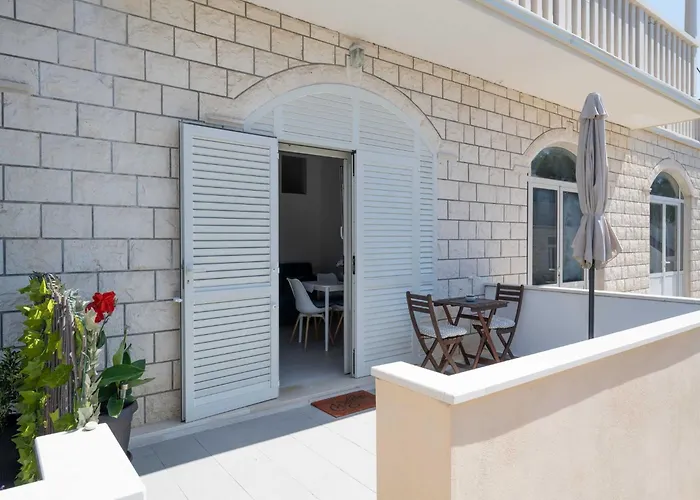 K & N -one Bedroom Prižba